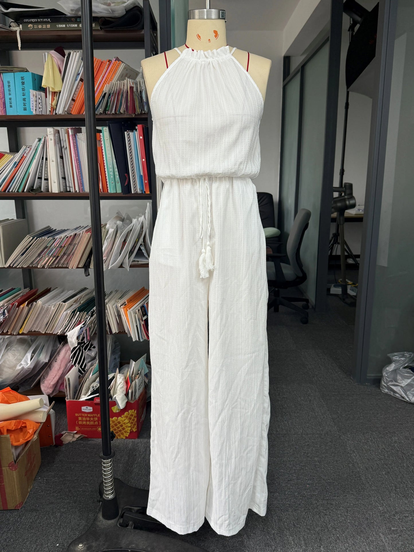 LENA — Leichter Halter-Jumpsuit mit Bindedetail