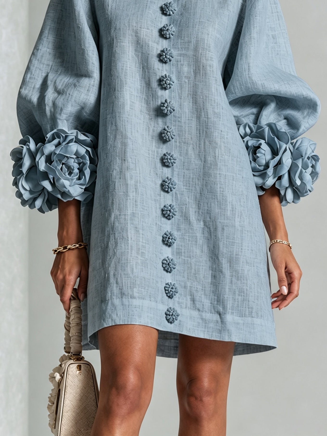 Staubblaues Blumenhemd-Minikleid mit auffälligen Blumenmanschetten