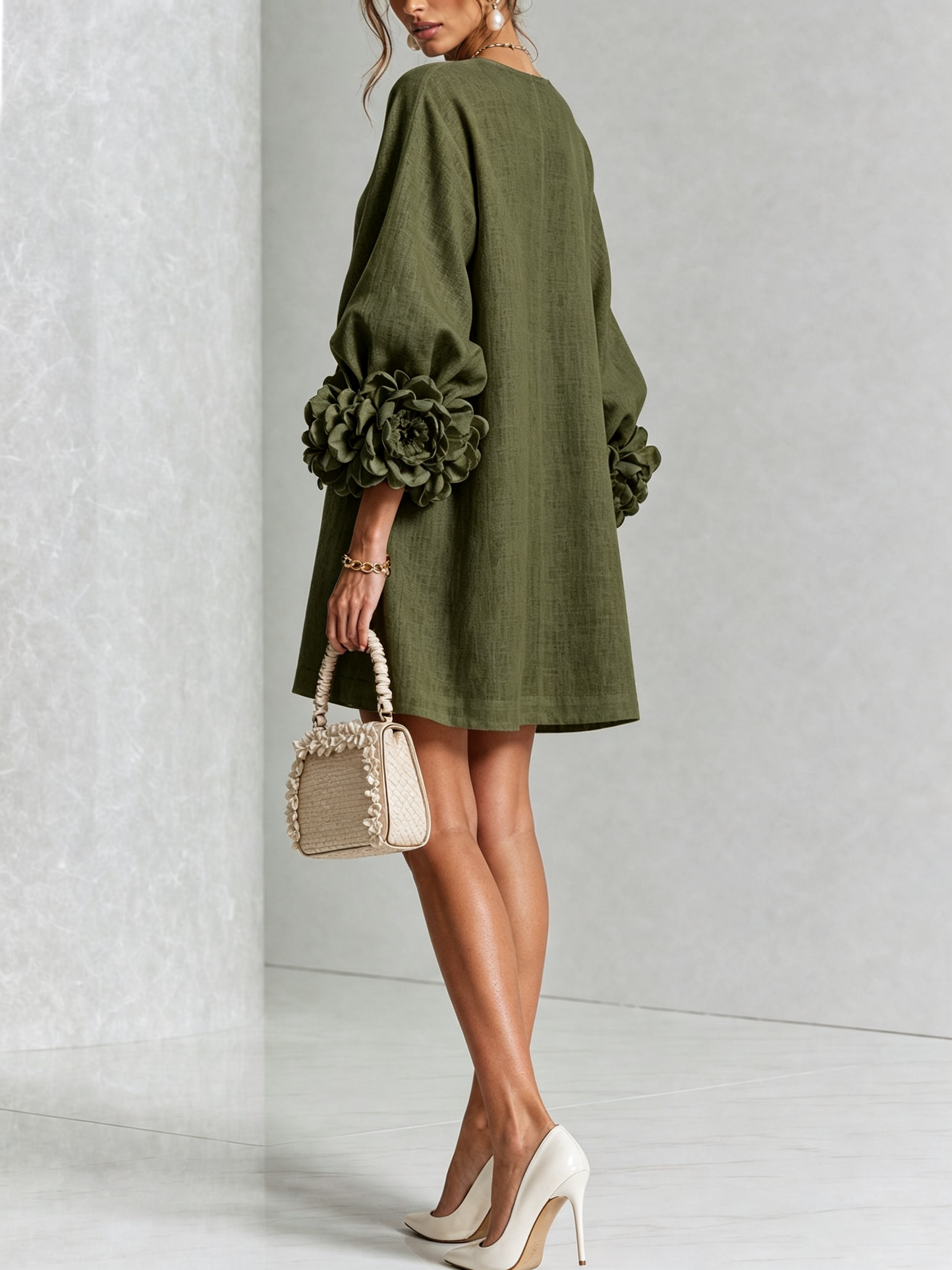 Olivenfarbenes Blumen-Button-Down-Minikleid mit auffälligen Blumenmanschetten